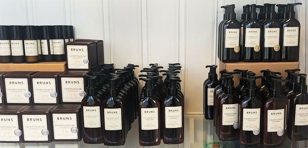 Bruns hudvård och hårvård shampo balsam inpackning säljs hos frisör i Stockholm Salong Rocio i Alvik / Bromma